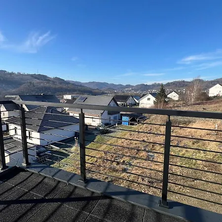 Luxus-penthouse Mit Weitblick & Balkon *