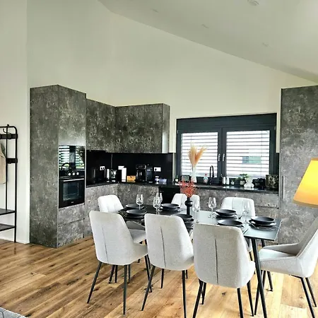 Luxus-penthouse Mit Weitblick & Balkon *